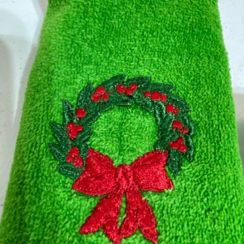 Set Of 2 Green Christmas Theme Hand Towel Bathroom Santa Wreath Embroide…